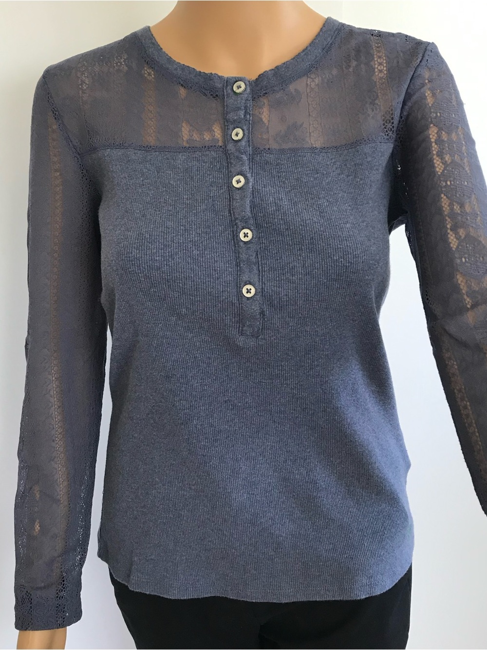 Final sale Like new Tommy Hilfiger blue cotton top with lace sleeves size S/M